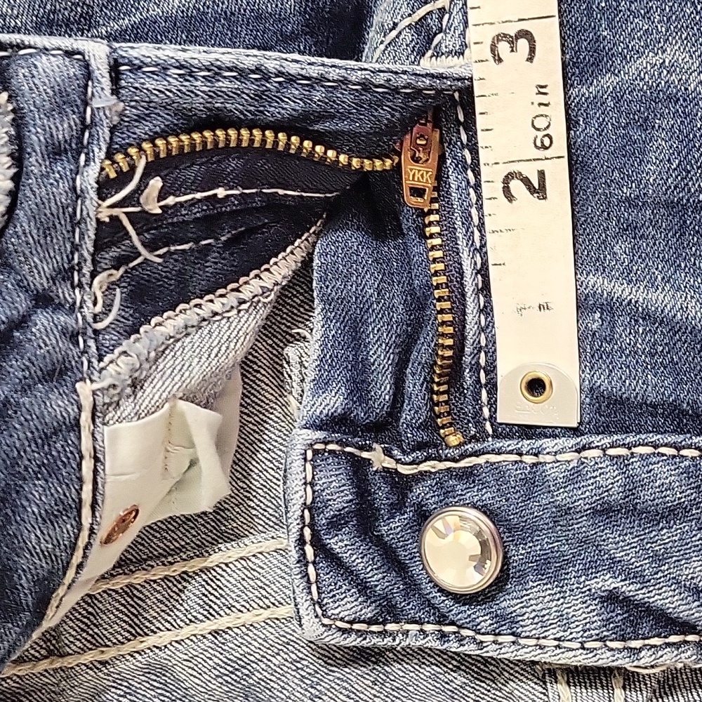 Distressed Miss Me jeans - Picture 5 of 9